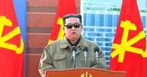 Kim Jong-un, cu ochelari de soare şi jachetă militară