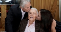 Stire din Monden : Kirk Douglas, imagini memorabile la aniversarea de 101 ani