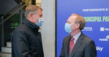 Stire din Politică-Administrație : Klaus Iohannis, incident de protocol. Şi-a pus geaca pe masă, la summitul încălzirii globale