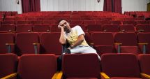 Stire din Fun : La teatru, întins pe trei scaune