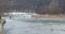 Stire din Actualitate : Copil de 13 ani, salvat ca prin minune după ce gheaţa unui lac pe care se juca s-a spart
