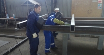 Stire din Social : Lăcătuș accidentat la locul de muncă