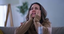 Stire din Sănătate : Plânsul poate fi, uneori, vinovat, de apariția durerilor de cap