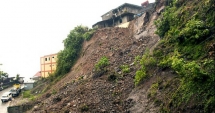 Cel puțin 26 de persoane, UCISE de alunecări de teren