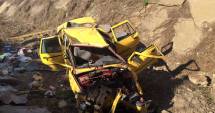 Stire din Eveniment : IMAGINI INCREDIBILE! La un pas de tragedie! Mașină căzută în gol de la patru metri înălțime