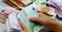 Leul pierde la euro și francul elvețian, dar câștigă la dolar