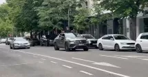 Stire din Eveniment : Gesturi periculoase în trafic. Absolvenți din Constanța, filmați ieșind din autoturisme aflate în mers