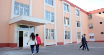 Stire din Cultură-Educație : Pedeapsă exemplară pentru elevul care și-a intoxicat colegii
