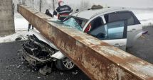 Stire din Eveniment : Un limitator de înălțime, lovit de un camion, a căzut peste un autoturism: „Una dintre victime a decedat”