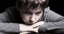 Stire din Social : Linie telefonică gratuită pentru copiii cu părinți plecați la muncă în străinătate