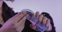 Stire din Actualitate : Cum a fost şantajat un copil să ia de acasă 18.500 de lire sterline, fără ştirea părinţilor
