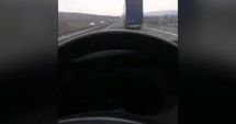 Stire din Eveniment : Live-ul pe Facebook a făcut noi victime. Șoferul microbuzului răsturnat pe autostradă transmitea în direct