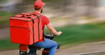 Stire din Eveniment : Deghizat în livrator, a intrat într-o locuință și a furat un seif cu 40.000 €. Bărbatul a fost arestat
