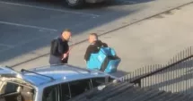 Stire din Eveniment : Scene violente în stradă. Livrator de mâncare, bătut cu ranga și lovit cu mașina