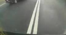 Stire din Actualitate : VIDEO ȘOCANT! Accident teribil! Nimeni nu se aștepta să scape cu viață, după ce a fost spulberat de TIR