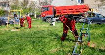 Stire din Social : Lucrările de amenajare a locului de joacă de pe aleea Timonei continuă