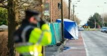 Stire din Actualitate : Atac sângeros într-un oraș irlandez: un mort, doi răniți. Poliția suspectează un atac terorist