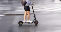 Stire din Eveniment : Adolescent de 17 ani, izbit de autobuz după ce a trecut pe roșu cu trotineta