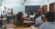 Stire din Cultură-Educație : "Sanitarii pricepuți" de la "Lucian Blaga" au învățat istoria Crucii Roșii