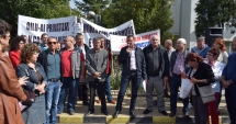 Stire din Economie : Lucrătorii  de la Oil Terminal protestează  în fața Guvernului  și Prefecturii