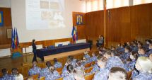 Stire din Cultură-Educație : Lumea de sub navă. Elevii Şcolii Militare de Maiştri Militari, la discuţii despre poluarea mărilor