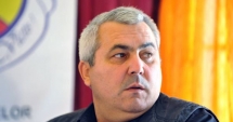 Stire din Eveniment : Unii cu alergătura după hoți, alții cu "lovelele"! Acuzat că făcea bani pe spinarea polițiștilor