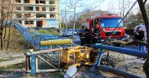 Stire din Eveniment : La un pas de tragedie! Macara prăbușită  pe strada Traian