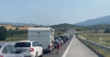 Stire din Economie : MAE îi sfătuieşte pe români ce să facă să nu stea la cozi la intrarea în Grecia