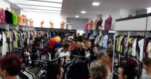 Stire din Actualitate : Sute de români s-au călcat în picioare la deschiderea unui magazin de haine second-hand. Au smuls şi hainele de pe manechine