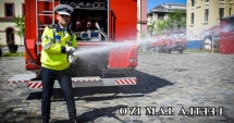 Stire din Eveniment : Săptămâna "M.A.I. altfel"! Polițiștii sting incendii,  iar pompierii dirijează traficul