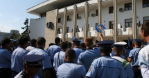 Stire din Eveniment : Polițiștii, luați peste picior! "Singura soluție este să ieșim în stradă"
