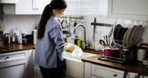 Stire din Economie : Din 2023 lucrătorii din gospodării vor plăti impozit pe venit şi contribuţii sociale