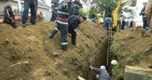 Stire din Eveniment : Trei muncitori care lucrau la execuția unei canalizări, prinși sub un mal de pământ