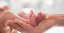 Stire din Social : Record de mame minore în România. Opt din zece mame gravide cu vârsta sub 18 ani nu mai merg la școală