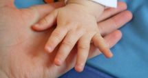 Stire din Eveniment : Copil abandonat în scara unui bloc! Polițiștii îi caută părinții