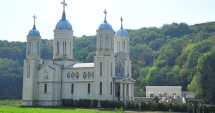 Stire din Cultură-Educație : Mănăstirile Dobrogei - liniște și suflete curate. Slujbă impresionantă, la Peștera Sf. Apostol Andrei
