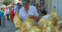 Stire din Politică-Administrație : Primăria Mangalia distribuie pachetele pentru nevoiași