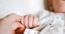 Stire din Eveniment : Momente emoţionante! O femeie a născut asistată prin apel video. Ambulanța nu a mai ajuns la ea din cauza vremii rele