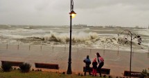 Stire din Social : IMAGINI SENZAȚIONALE / MAREA A ÎNGHIȚIT PLAJELE