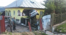Stire din Eveniment : "Tot omu' are parabolică, dar cine-i gospodar pune Opel!" / NICI MĂCAR ACEST ACCIDENT NU I-A LĂSAT PE ROMÂNI FĂRĂ CUVINTE!