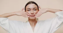 Stire din Sănătate : Ce trebuie să faceți după injectarea cu acid hialuronic în buze