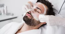 Stire din Sănătate : Ce beneficii vă oferă masajul facial și ce precauții trebuie să luați