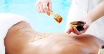 Beneficiile terapeutice  și estetice ale masajului cu miere