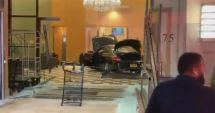 Stire din Actualitate : Accident neobișnuit! A intrat cu mașina în interiorul unei clădiri