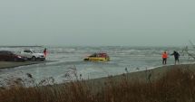 Mașina salvamarilor, înecată în apa mării, în a treia zi de Crăciun: ”Dacă nu știi cum să rămâi împotmolit, afli acum”