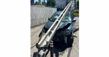 Stire din Eveniment : Șoferiță de 19 ani, rănită după ce a intrat cu mașina într-un stâlp de beton