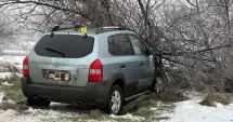 Stire din Eveniment : Accident grav cu două victime. Un autoturism a intrat într-un pom