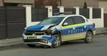 Stire din Eveniment : Antrenamentul de conducere defensivă s-a încheiat prost. Polițiștii și-au distrus mașina într-un stâlp