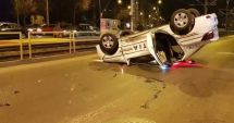 Stire din Eveniment : O maşină de poliţie, răsturnată după ce a fost lovită de o şoferiţă, posibil drogată