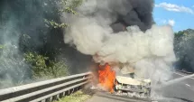 Stire din Eveniment : Mașină în flăcări pe autostradă. Trafic blocat după un incendiu violent